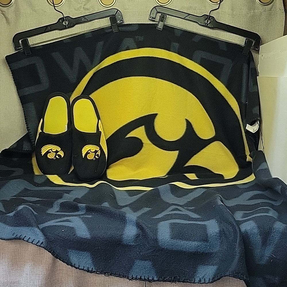 Iowa Hawkeyes Throw Blanket And Slippers Womens Size 7/8